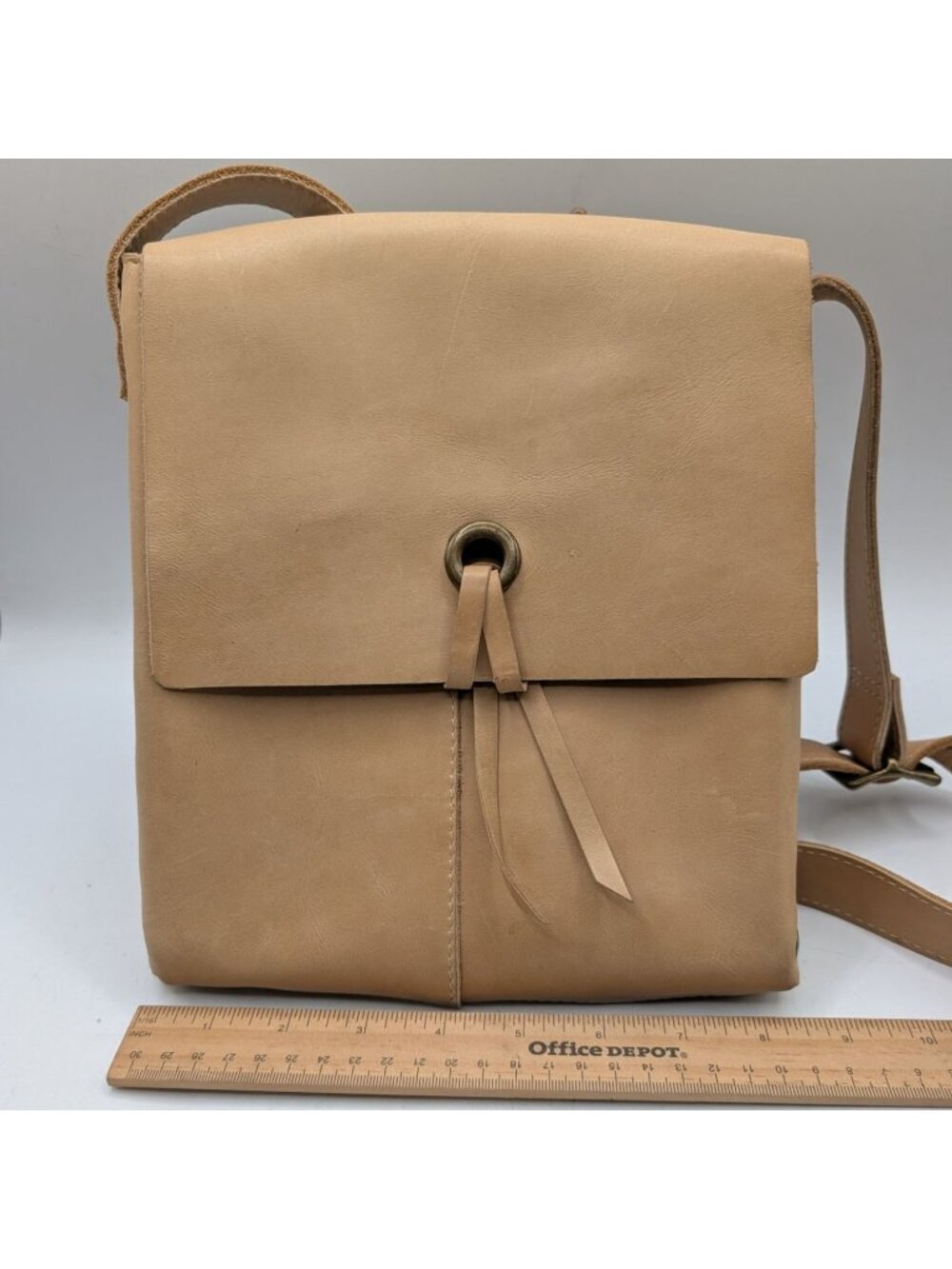 Hobo International Leather Tan Crossbody Bag With Grommet Detailing & Adjustable - Picture 9 of 12